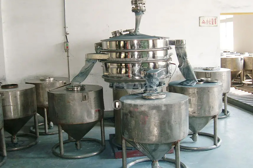 振蕩篩主要特點(diǎn)：換網(wǎng)容易，全封閉模式粉末不飛揚(yáng)，可連續(xù)作業(yè)